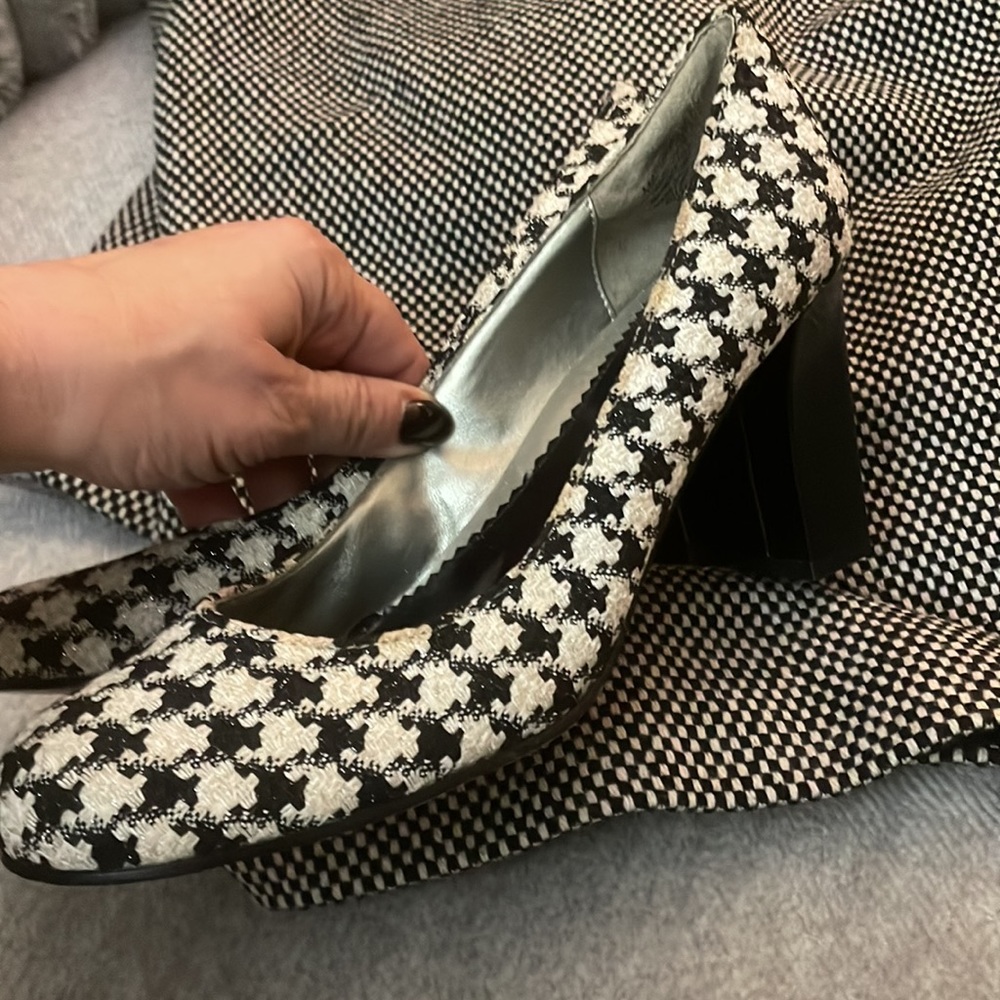 Anne Klein VINTAGE Tweeded Black& white heels SIZE 8 SEE VIDEO